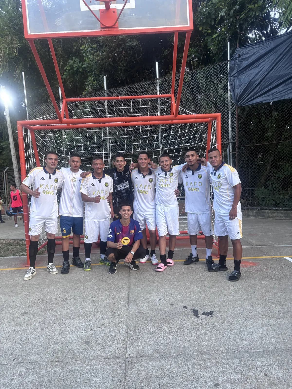 Otro equipo reunido en la cancha